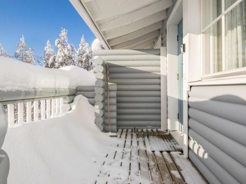 una casa está cubierta de nieve en Holiday Home Ukonpuoti b13 kerrostalo by Interhome, en Hyrynsalmi