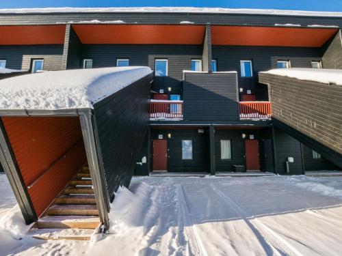 ein Gebäude mit Schnee auf dem Boden davor in der Unterkunft Holiday Home Skivillas 61 ukkohalla - b4 by Interhome in Hyrynsalmi
