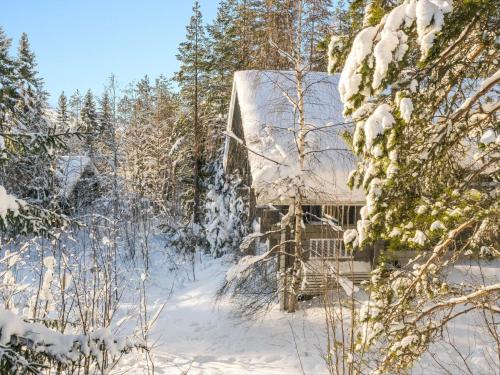 an old cabin in the woods in the snow at Holiday Home Ukkoloma b paritalo by Interhome in Hyrynsalmi