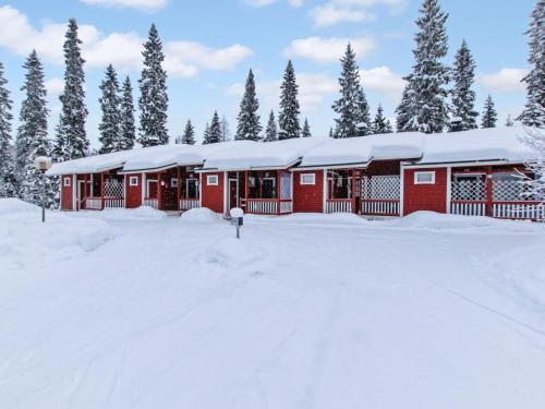 um edifício vermelho com neve em cima em Holiday Home Lomarivi c4 by Interhome em Kotila