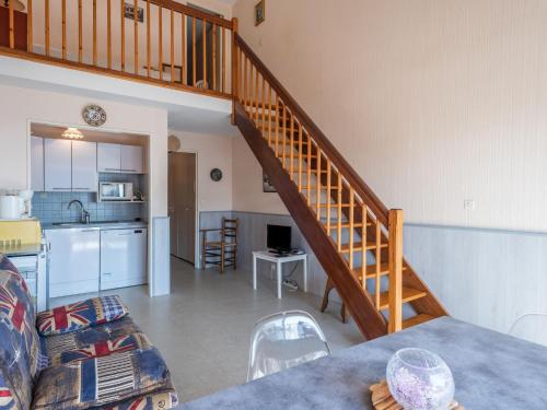 Il comprend une cuisine et un salon avec un escalier. dans l'établissement Apartment Résidence Les Dunes by Interhome, à Quiberon