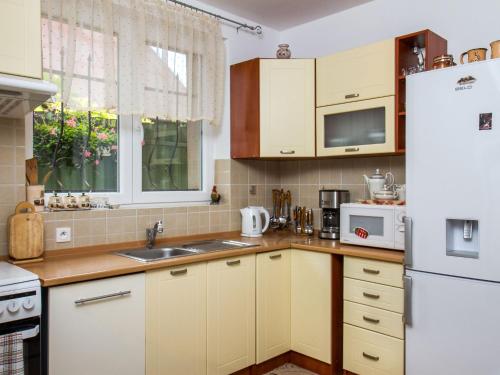 eine Küche mit weißen Geräten und einem weißen Kühlschrank in der Unterkunft Holiday Home Twin Combo by Interhome in Balatonboglár