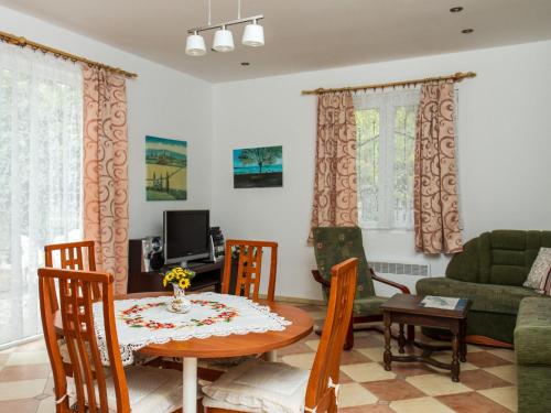 ein Wohnzimmer mit einem Tisch, Stühlen und einem Sofa in der Unterkunft Holiday Home Twin Combo by Interhome in Balatonboglár