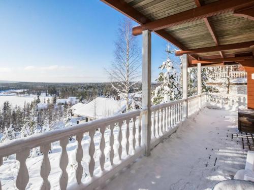 - un balcon offrant une vue sur l'hiver dans l'établissement Holiday Home Aurinkoalppi 12a paritalo by Interhome, à Hyrynsalmi