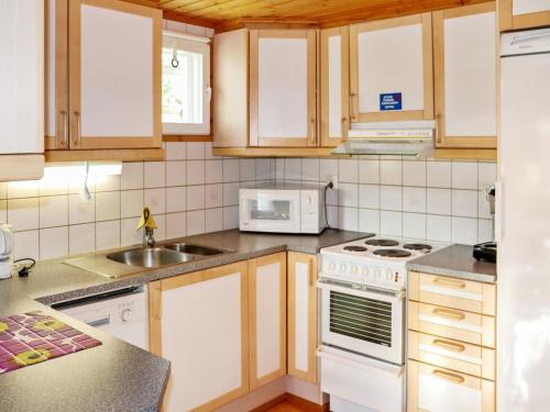 Kuchyň nebo kuchyňský kout v ubytování Holiday Home Miilumaja b1 by Interhome
