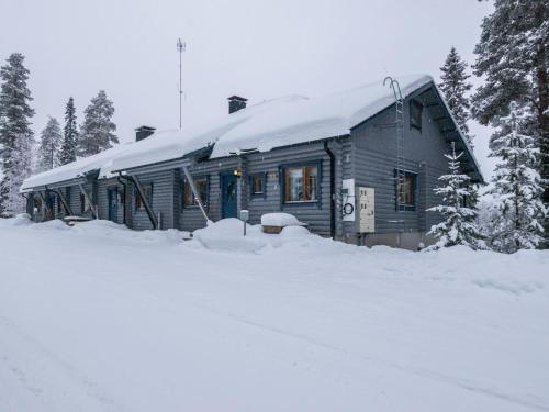 KotilaにあるHoliday Home Karhunpesä c by Interhomeの雪上の小屋