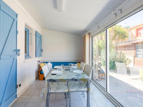 une salle à manger avec une table et des chaises dans l'établissement Holiday Home Les Patios de La Mer by Interhome, à Saint-Cyprien