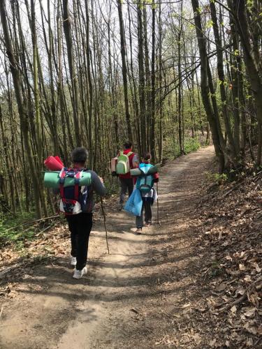 a group of people walking down a dirt road at Takápradalù in Cisterna dʼAsti