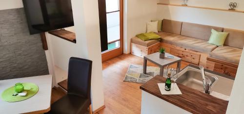 ein Wohnzimmer mit Couch und Tisch in der Unterkunft Frühstückspension Knappaschneider in Prägraten