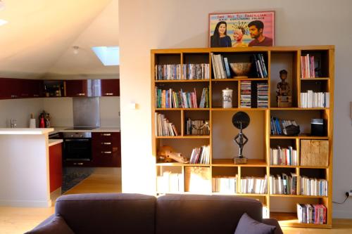 un salon avec une étagère remplie de livres dans l'établissement Le Villemarais, site d'exception, à La Rochelle