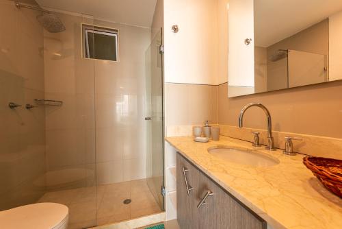 Un baño con ducha, lavabo e inodoro. en Edificio Morros Vitri Lujo con Panorama, en Cartagena de Indias