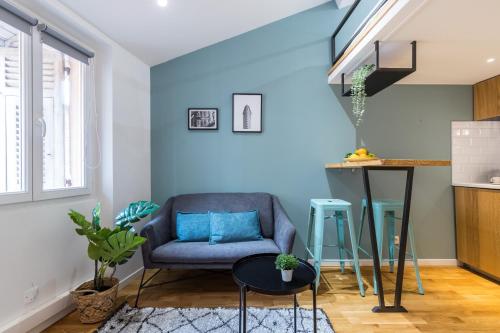 un salon avec une chaise bleue et une table dans l'établissement 1 GALLO LOT 2 - Studio Mezzanine en plein coeur du vieux Nice, à Nice