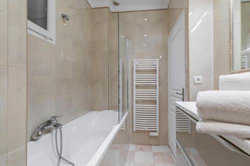 une salle de bain avec baignoire et douche dans l'établissement 7 MEDECIN - Place Massena - Central 2p - Lumineux - Climatise, à Nice