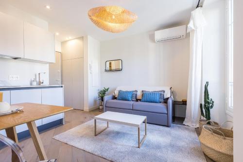 un salon avec un canapé et une table dans l'établissement 2 BAVASTRO - Beau 2 pieces lumineux et cosy - Climatise, à Nice