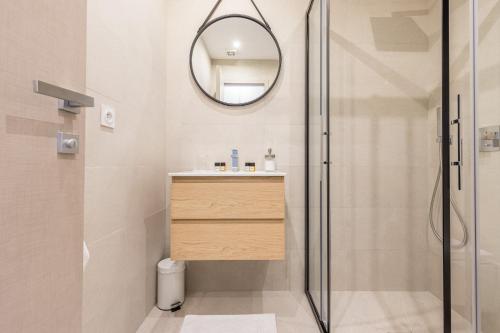 une salle de bain avec une douche, un lavabo et un miroir dans l'établissement 2 BAVASTRO - Beau 2 pieces lumineux et cosy - Climatise, à Nice