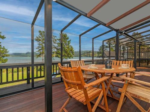 Ein Balkon oder eine Terrasse in der Unterkunft Sheppard's Rest - Pauanui Holiday Home