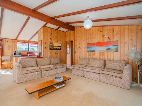 Ein Sitzbereich in der Unterkunft Sheppard's Rest - Pauanui Holiday Home