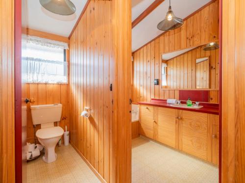 Ein Badezimmer in der Unterkunft Sheppard's Rest - Pauanui Holiday Home