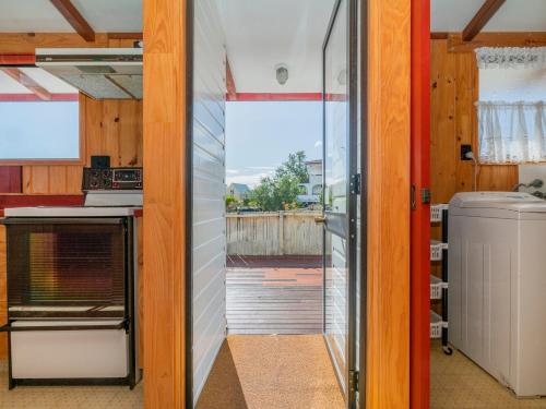 Küche/Küchenzeile in der Unterkunft Sheppard's Rest - Pauanui Holiday Home