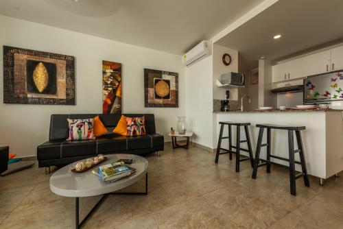 ein Wohnzimmer mit einem Sofa und einem Tisch in der Unterkunft Edificio Morros 3 in Cartagena de Indias