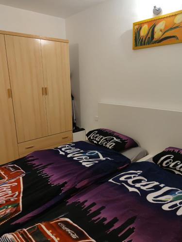 1 dormitorio con 2 camas y armario en Wohnung Meerblick, en Lloret de Mar
