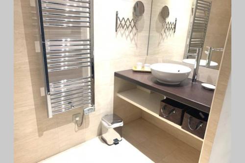 une salle de bain avec un lavabo et un miroir dans l'établissement 18 Garibaldi, à Nice