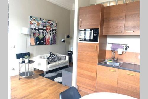 une cuisine et un salon avec un canapé dans l'établissement 18 Garibaldi, à Nice
