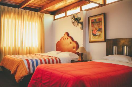 Un pat sau paturi într-o cameră la Hotel Excalibur