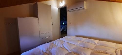 Katil atau katil-katil dalam bilik di Kastania Villas- Villa K3
