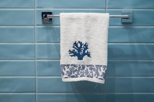- une serviette suspendue à un porte-serviettes dans la salle de bains dans l'établissement Acquazzurra Gaeta, à Gaète