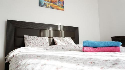 a bedroom with a bed with colorful pillows on it at Jasmine Residence in Prejmer