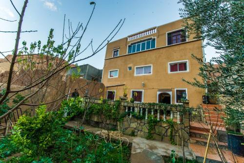 um edifício com uma cerca em frente em Les Jardins De Todgha gorges de todra tinghir em Aït Baha