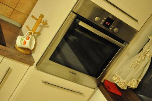 a kitchen with an oven with a window on it at Jasmine Residence in Prejmer
