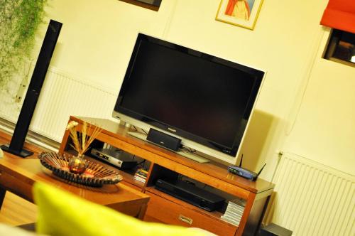 a flat screen tv sitting on top of a table at Jasmine Residence in Prejmer