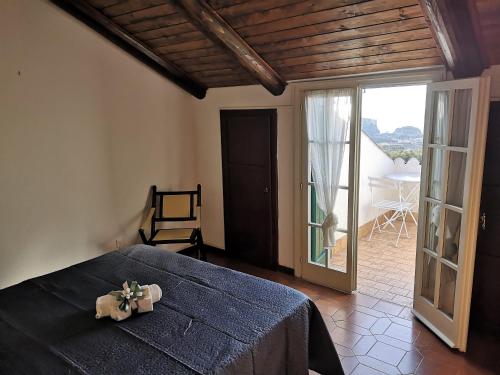 1 dormitorio con 1 cama con manta azul y puerta en Il Pastore Serafino, en Tropea