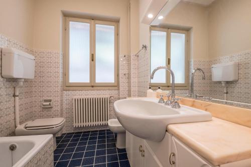 Villa Tosca في Pulciano: حمام مع حوض ومرحاض وحوض استحمام