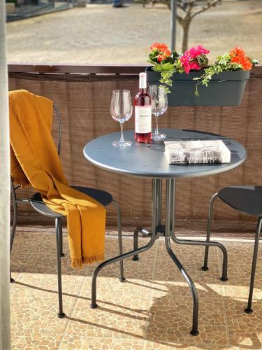 a table with a bottle of wine and two glasses at Apartamento "Kanogal" in Labastida