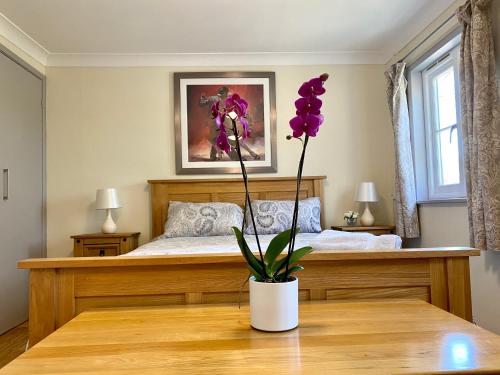 Un pat sau paturi într-o cameră la Amber Lodge Hickstead-A