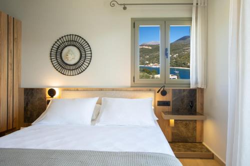 Ένα ή περισσότερα κρεβάτια σε δωμάτιο στο Villa Elanthy-New Luxury villa with private sea access