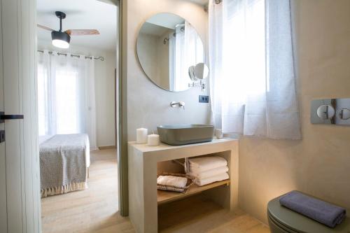 Ένα μπάνιο στο Villa Elanthy-New Luxury villa with private sea access