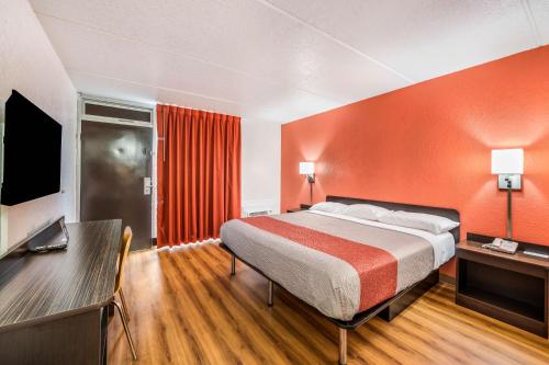 a hotel room with a bed and a desk at Motel 6-Henderson, TX in Henderson