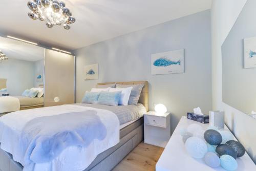 1 Schlafzimmer mit 2 Betten und einem Spiegel in der Unterkunft PIA Apartment in Zadar