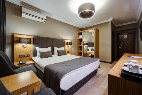 Postel nebo postele na pokoji v ubytování Sahil Martı Hotel