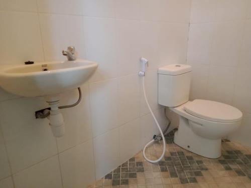 ジョグジャカルタにあるVilla Lavender Purba Viewのバスルーム(トイレ、洗面台付)