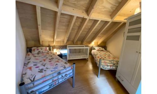 um quarto com 2 camas num sótão em De paddestoel em Wateren