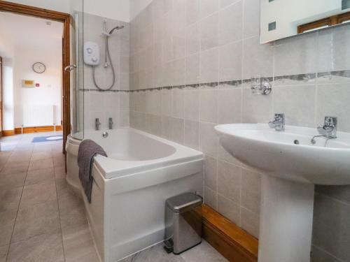ein Badezimmer mit Waschbecken, Badewanne und Toilette in der Unterkunft Hill Farm Cottage in Bacton