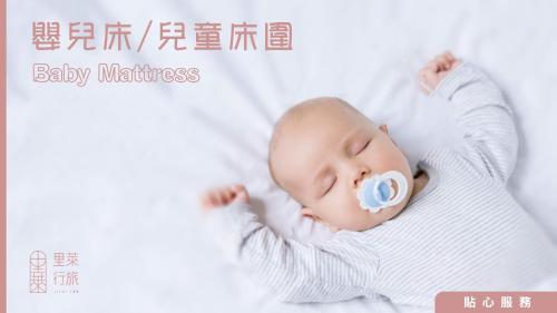 a baby sleeping with a pacifier in its mouth at 里萊行旅 - Lilai Motel in Taoyuan