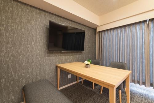 Una televisión o centro de entretenimiento en HOTEL WA HAKATA