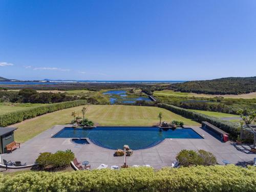 widok na basen w ogrodzie w obiekcie Carrington Estate w mieście Tokerau Beach