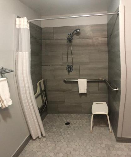 A bathroom at Best Western Medical Center North Inn & Suites Near Six Flags